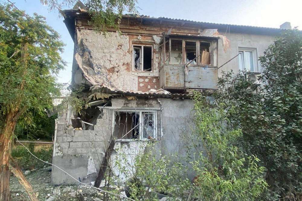 Гучна і тяжка ніч була на Нікопольщині: окупанти 7 разів обстріляли район – пошкодили церкву, школу, будинки (фото)
