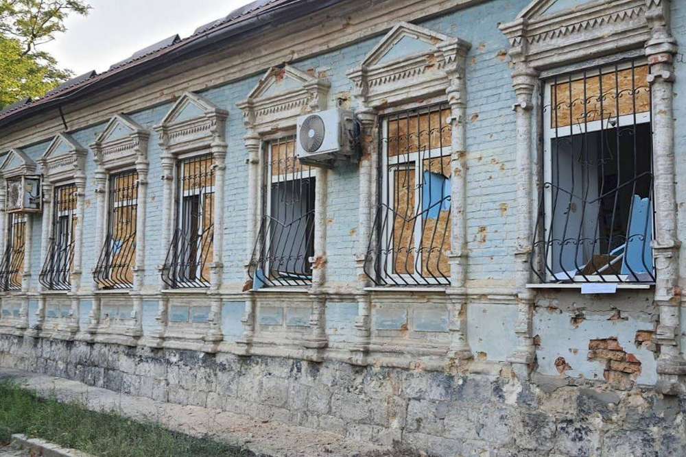 Гучна і тяжка ніч була на Нікопольщині: окупанти 7 разів обстріляли район – пошкодили церкву, школу, будинки (фото)