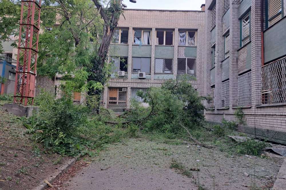 Гучна і тяжка ніч була на Нікопольщині: окупанти 7 разів обстріляли район – пошкодили церкву, школу, будинки (фото)