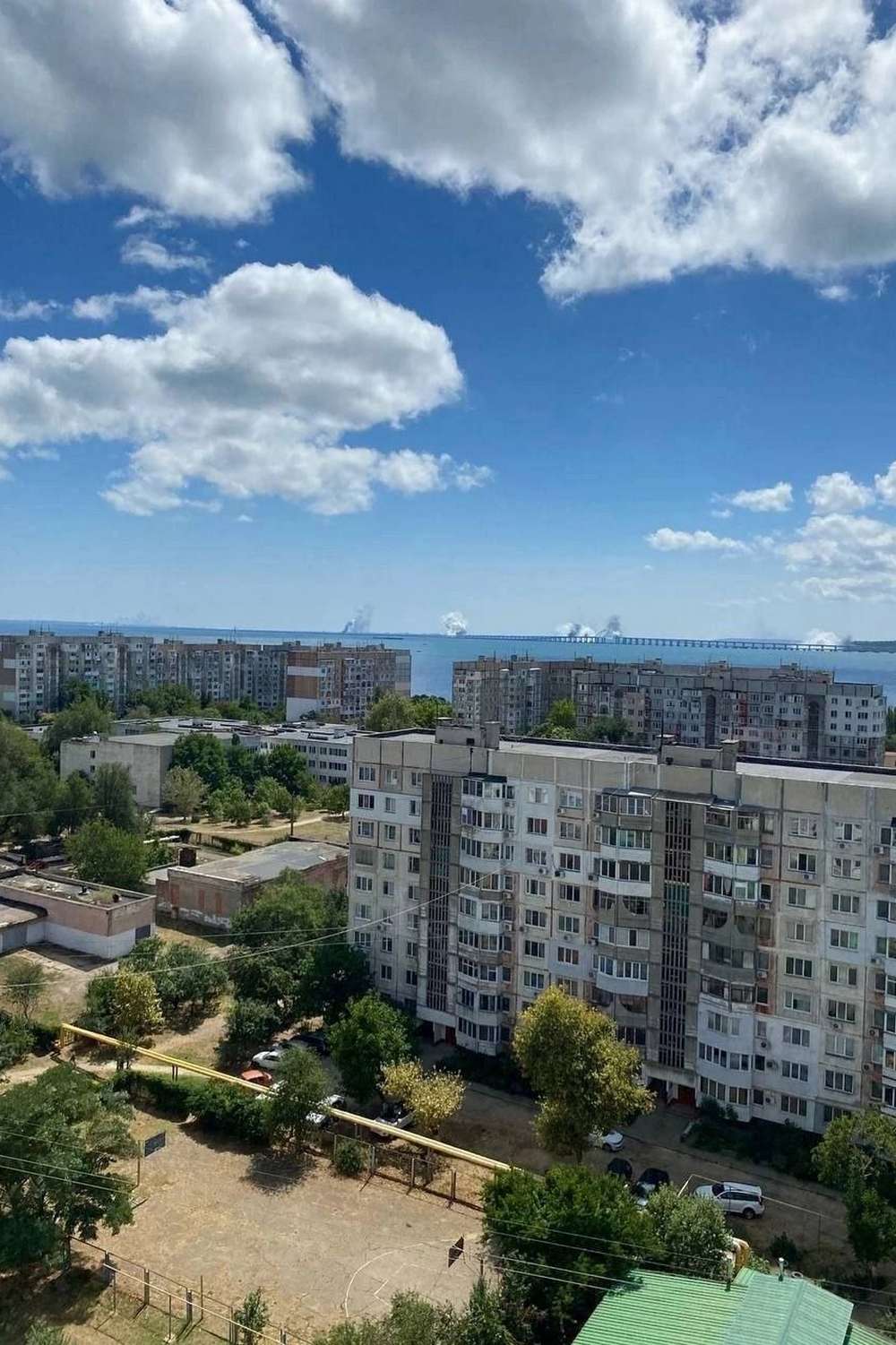 Над Керченським мостом здіймається дим