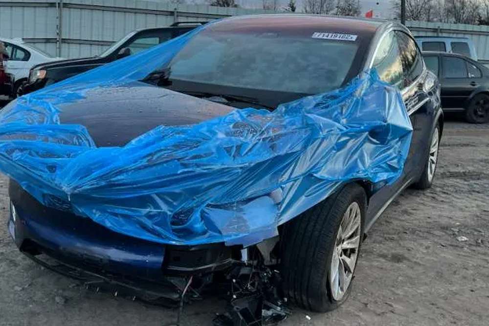 Tesla Model X виконавчого редактора CNBC Джея Яроу