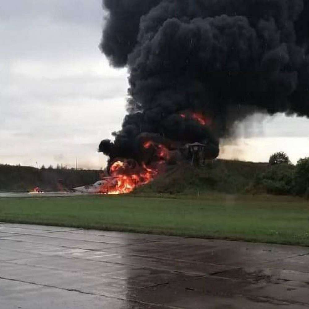 Ту-22М3 горить на авіабазі Сольці Ту-22М3 горить на авіабазі Сольці