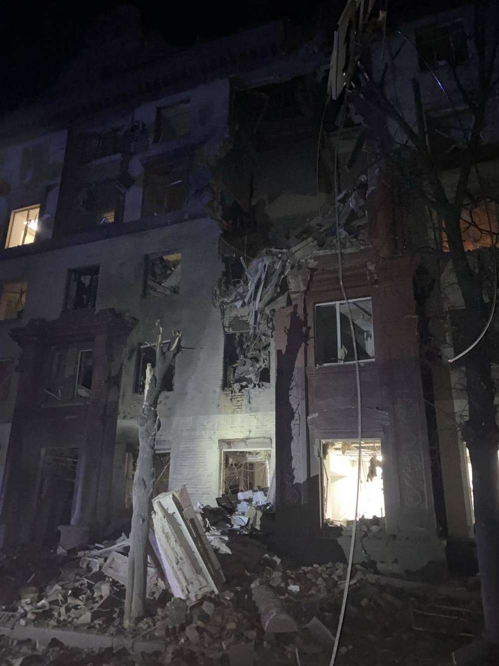 Вночі ворог ударив 6-ма ракетами по Запоріжжю, поцілив у багатоповерхівку в центрі – є загиблі (фото, відео)