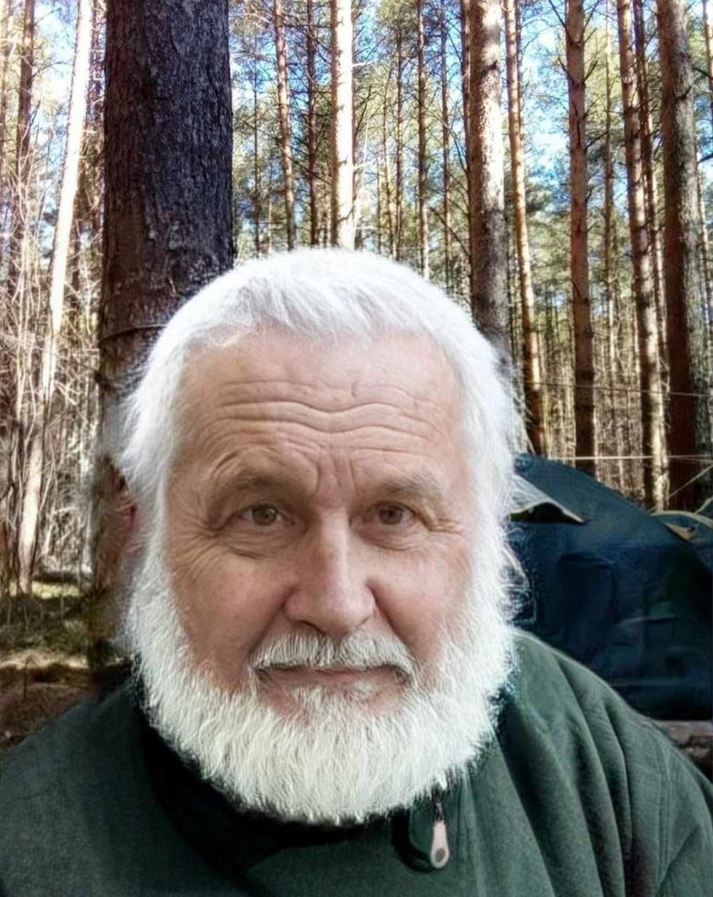 Українець живе у лісі другий рік, а в свій дім пустив переселенців
