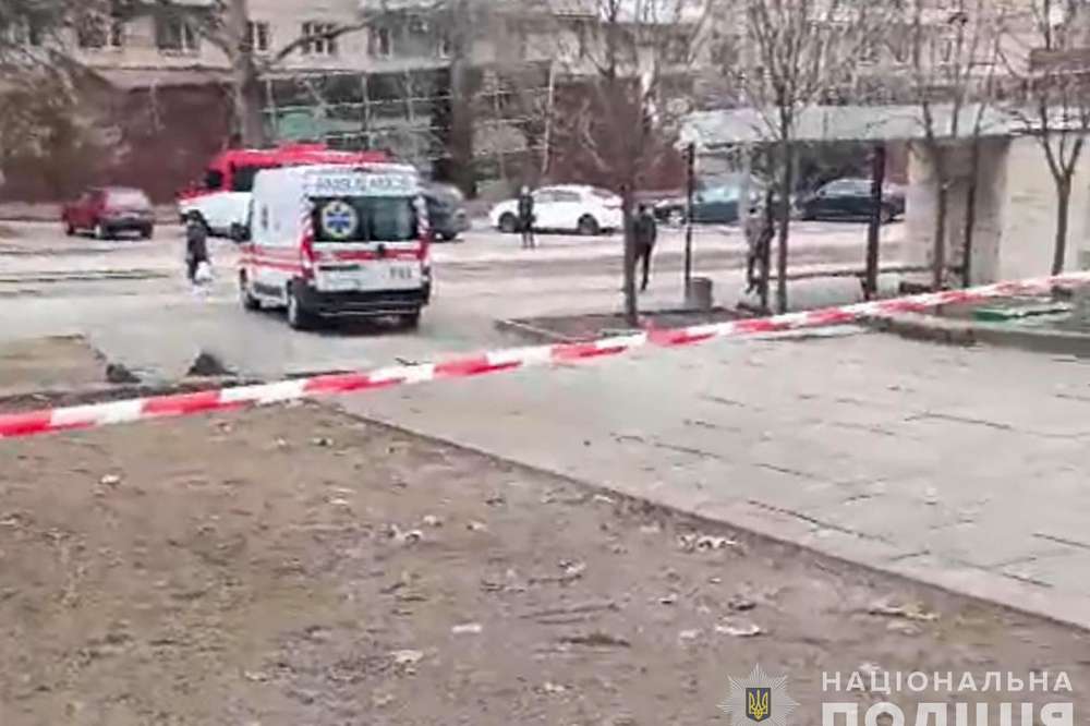 У центрі Запоріжжя чоловік застрелив перехожу, а коли побачив поліцію, вбив себе