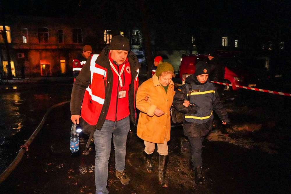 Нічна повітряна атака 17 січня: є поранені і руйнування, виникли пожежі – все, що відомо