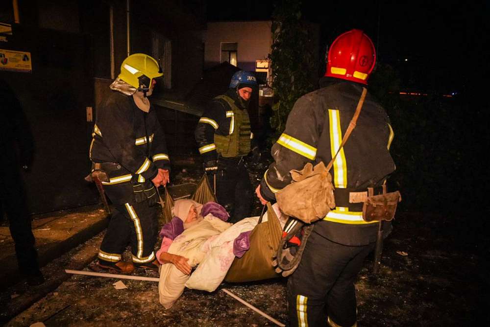 Нічна повітряна атака 17 січня: є поранені і руйнування, виникли пожежі – все, що відомо