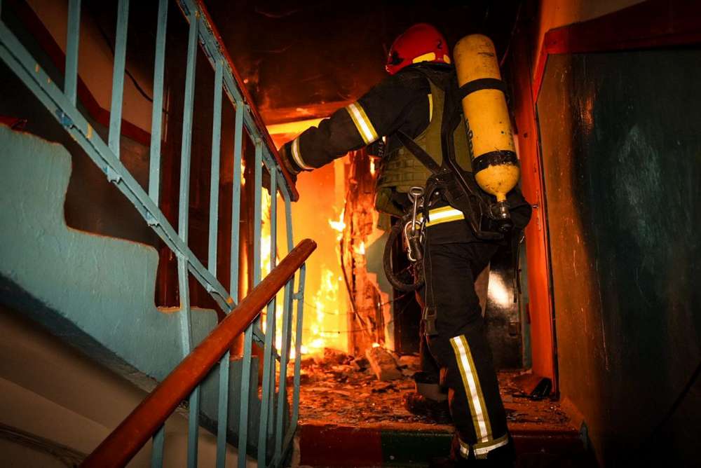 Нічна повітряна атака 17 січня: є поранені і руйнування, виникли пожежі – все, що відомо