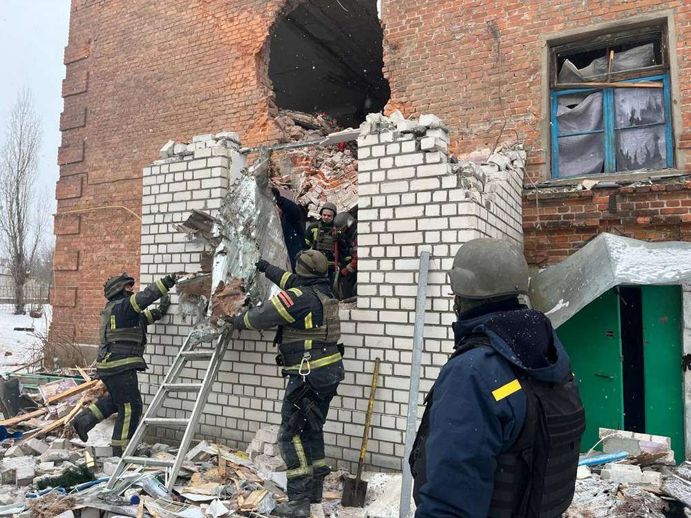 Окупанти вдарили по багатоповерхівці у Куп’янську: є загибла і поранені