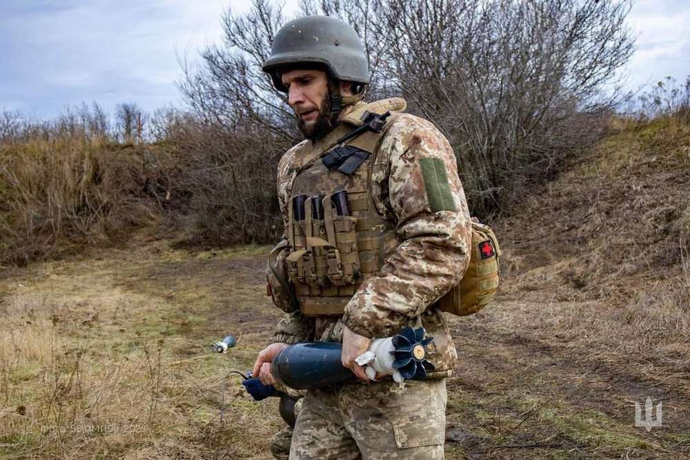 Знищили вертоліт, 910 окупантів і купу наземної техніки: ситуація на фронті 8 лютого