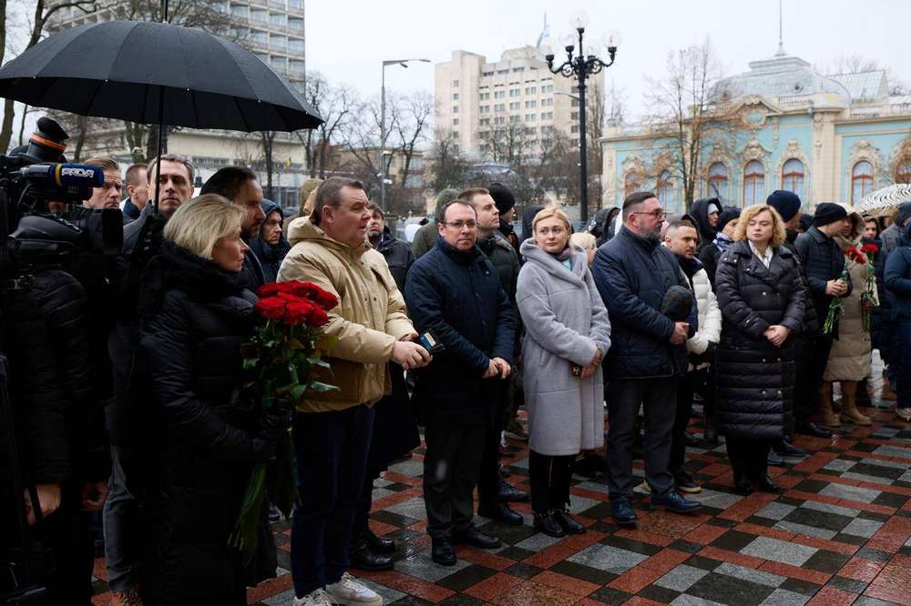 На будівлі ВР встановили меморіальну дошку пам’яті полеглих на війні нардепів