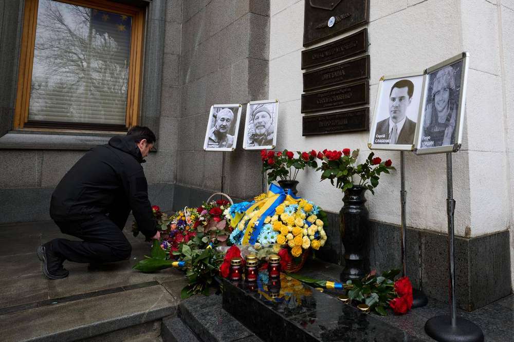 На будівлі ВР встановили меморіальну дошку пам’яті полеглих на війні нардепів