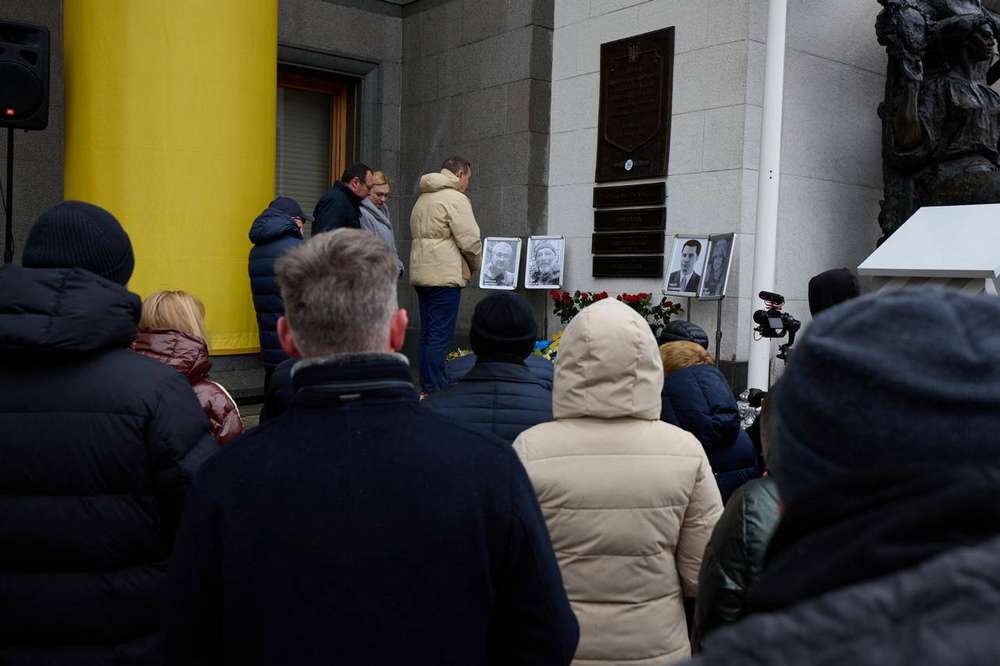 На будівлі ВР встановили меморіальну дошку пам’яті полеглих на війні нардепів