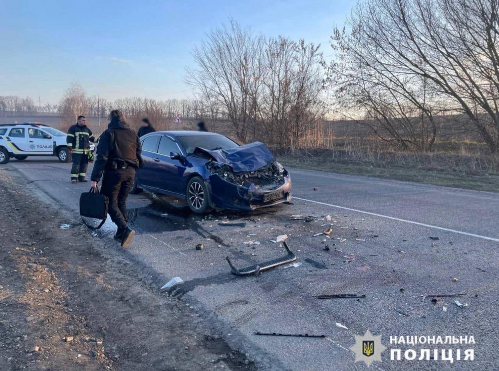 Попередньо правоохоронці встановили, що 31-річна кермувальниця автомобіля Honda Accord, не дотримавшись безпечної швидкості руху та не врахувавши дорожної обстановки, здійснила наїзд на рятувальника, притиснувши його до службового автомобіля.
Внаслідок ДТП рятувальник отримав тяжкі травми ніг та наразі  його оперують лікарі.
Вагітну жінку також ушпитали до Звенигородської лікарні.
За вказаним фактом відкрито кримінальне провадження за ч. 2 ст. 286 КК України.
Слідчі у справах ДТП з постраждалими встановлюють повні обставини автопригоди. 
Тривають слідчі дії.
