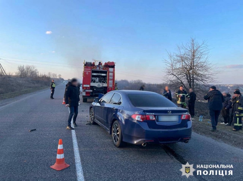 Попередньо правоохоронці встановили, що 31-річна кермувальниця автомобіля Honda Accord, не дотримавшись безпечної швидкості руху та не врахувавши дорожної обстановки, здійснила наїзд на рятувальника, притиснувши його до службового автомобіля.
Внаслідок ДТП рятувальник отримав тяжкі травми ніг та наразі  його оперують лікарі.
Вагітну жінку також ушпитали до Звенигородської лікарні.
За вказаним фактом відкрито кримінальне провадження за ч. 2 ст. 286 КК України.
Слідчі у справах ДТП з постраждалими встановлюють повні обставини автопригоди. 
Тривають слідчі дії.