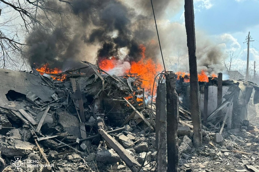 Окупанти вдарили по Українську: понівечено 29 багатоповерхівок, є поранені, виникли пожежі