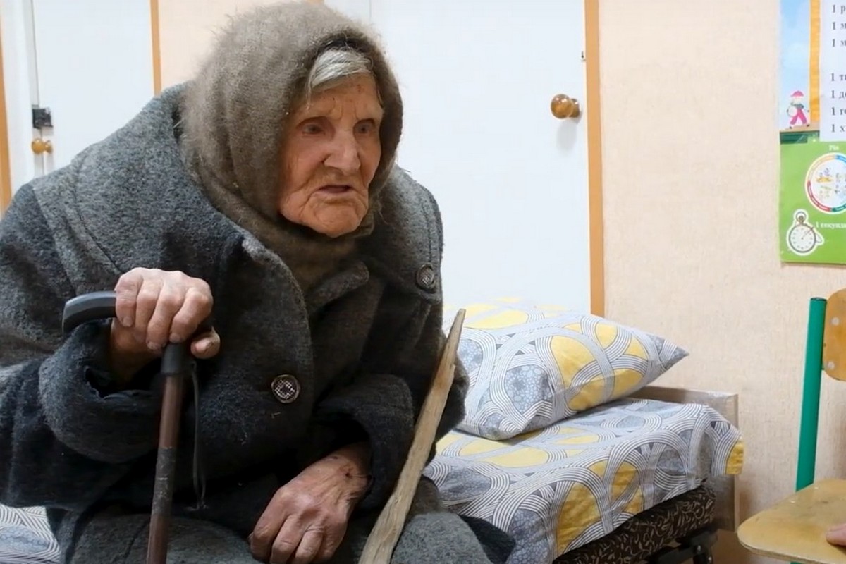 «Там страшне, та війна така не була»: 98-річна бабуся пішки вийшла з окупованого Очеретиного (відео)