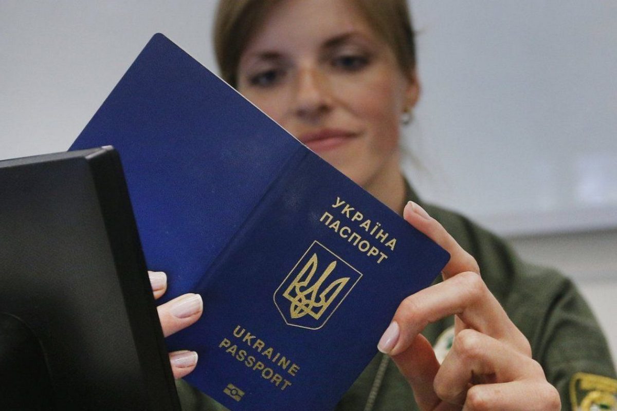 Українські чоловіки призовного віку не зможуть отримати паспорти за кордоном