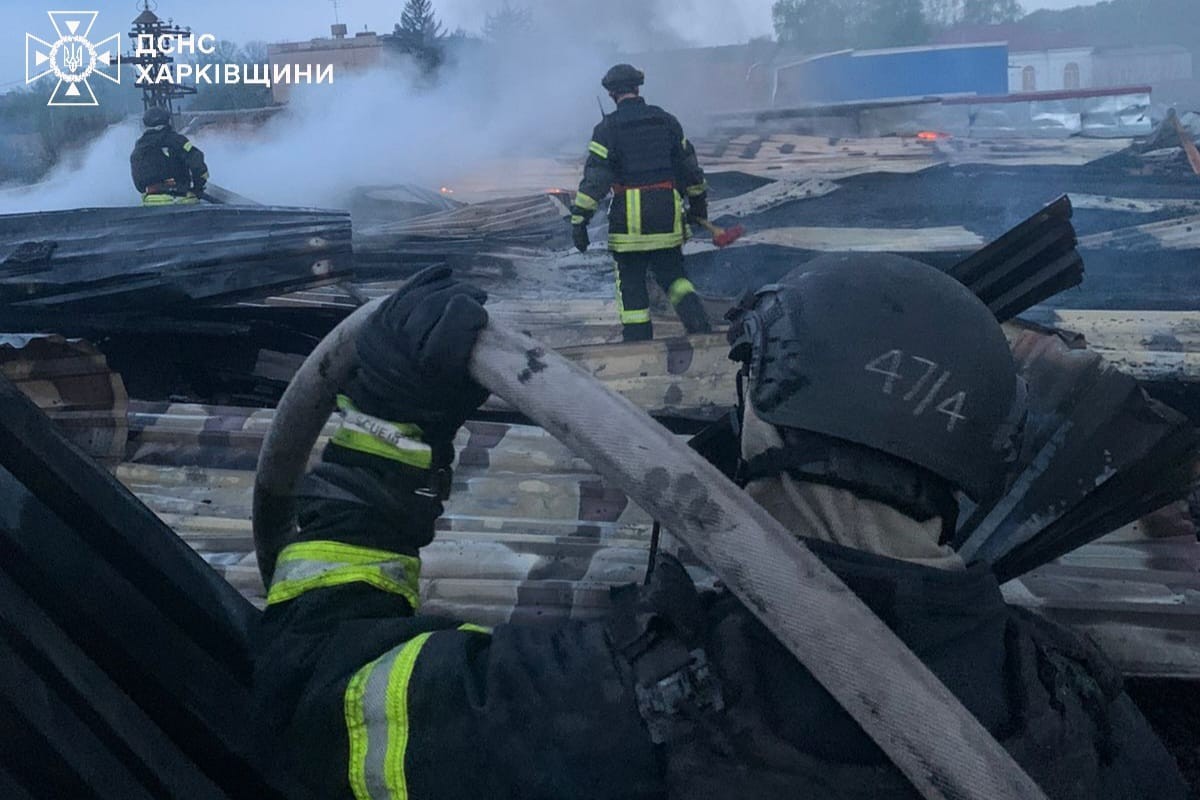Пекло у Вовчанську: ворог 6 годин гатив по місту - загорівся храм, є поранений