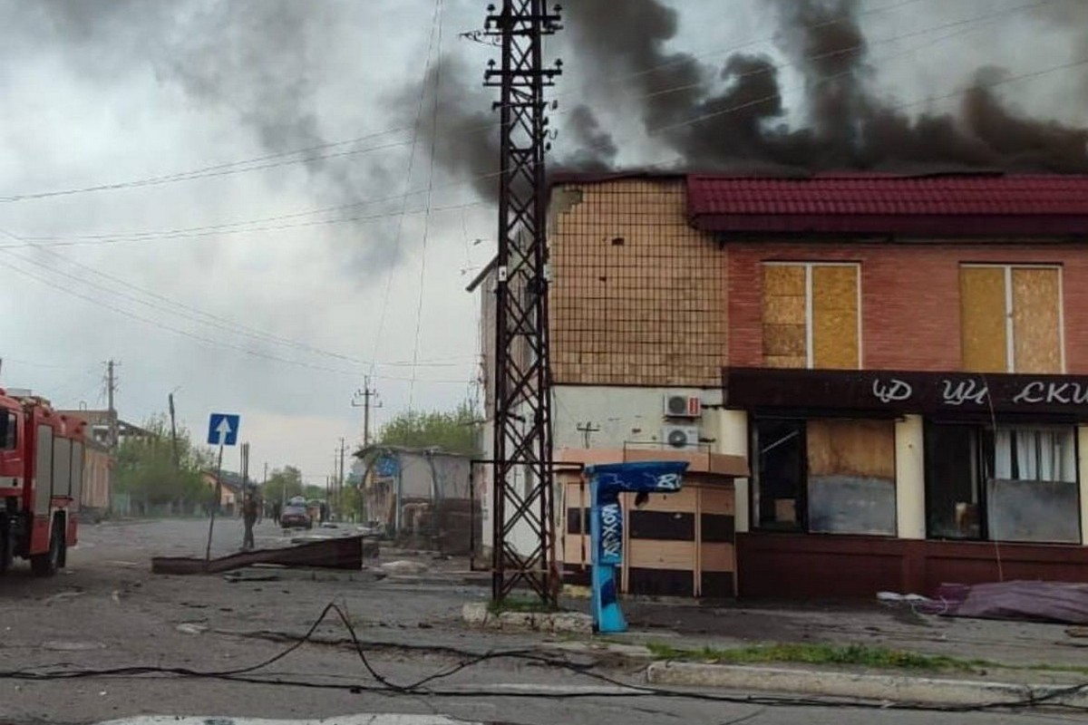 Пекло у Вовчанську: ворог 6 годин гатив по місту - загорівся храм, є поранений
