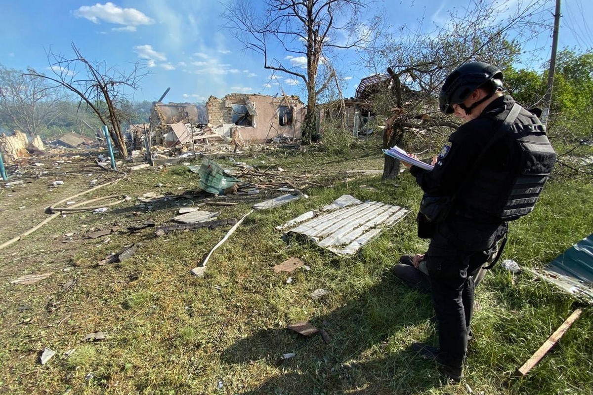 «Здригнулося все, ніби почався землетрус»: російська бомба знищила цілу вулицю в селі на Харківщині