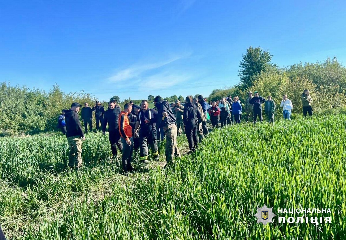 Гралися на подвір’ї та зникли: дворічних братика і сестричку шукали всю ніч на Волині (фото, відео)