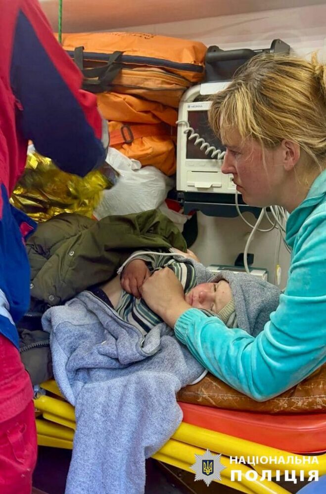 Гралися на подвір’ї та зникли: дворічних братика і сестричку шукали всю ніч на Волині (фото, відео)