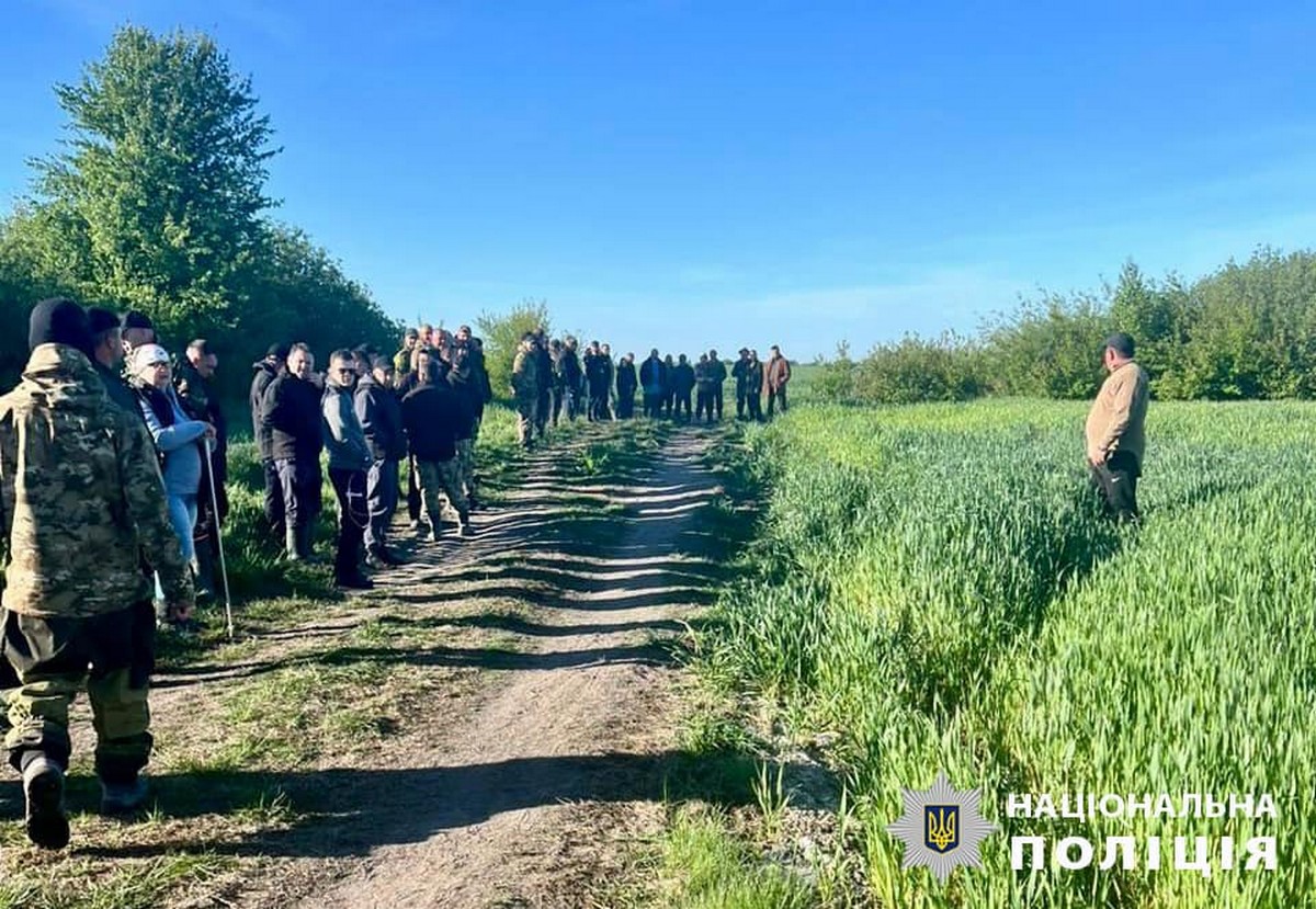 Гралися на подвір’ї та зникли: дворічних братика і сестричку шукали всю ніч на Волині (фото, відео)
