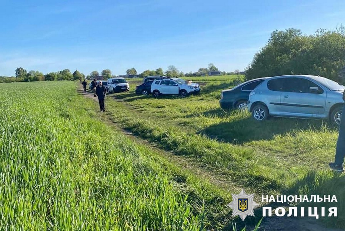 Гралися на подвір’ї та зникли: дворічних братика і сестричку шукали всю ніч на Волині (фото, відео)