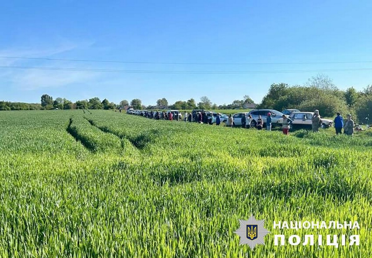 Гралися на подвір’ї та зникли: дворічних братика і сестричку шукали всю ніч на Волині (фото, відео)