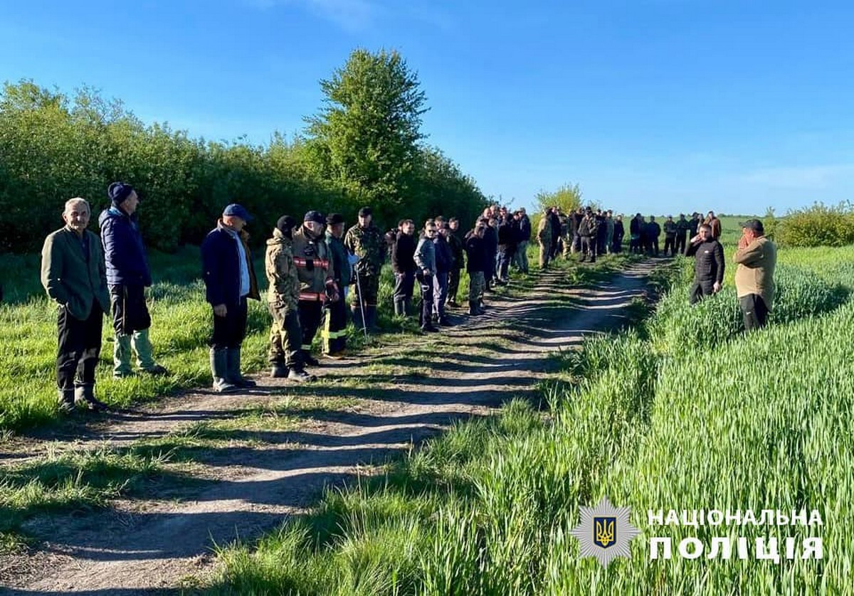 Гралися на подвір’ї та зникли: дворічних братика і сестричку шукали всю ніч на Волині (фото, відео)