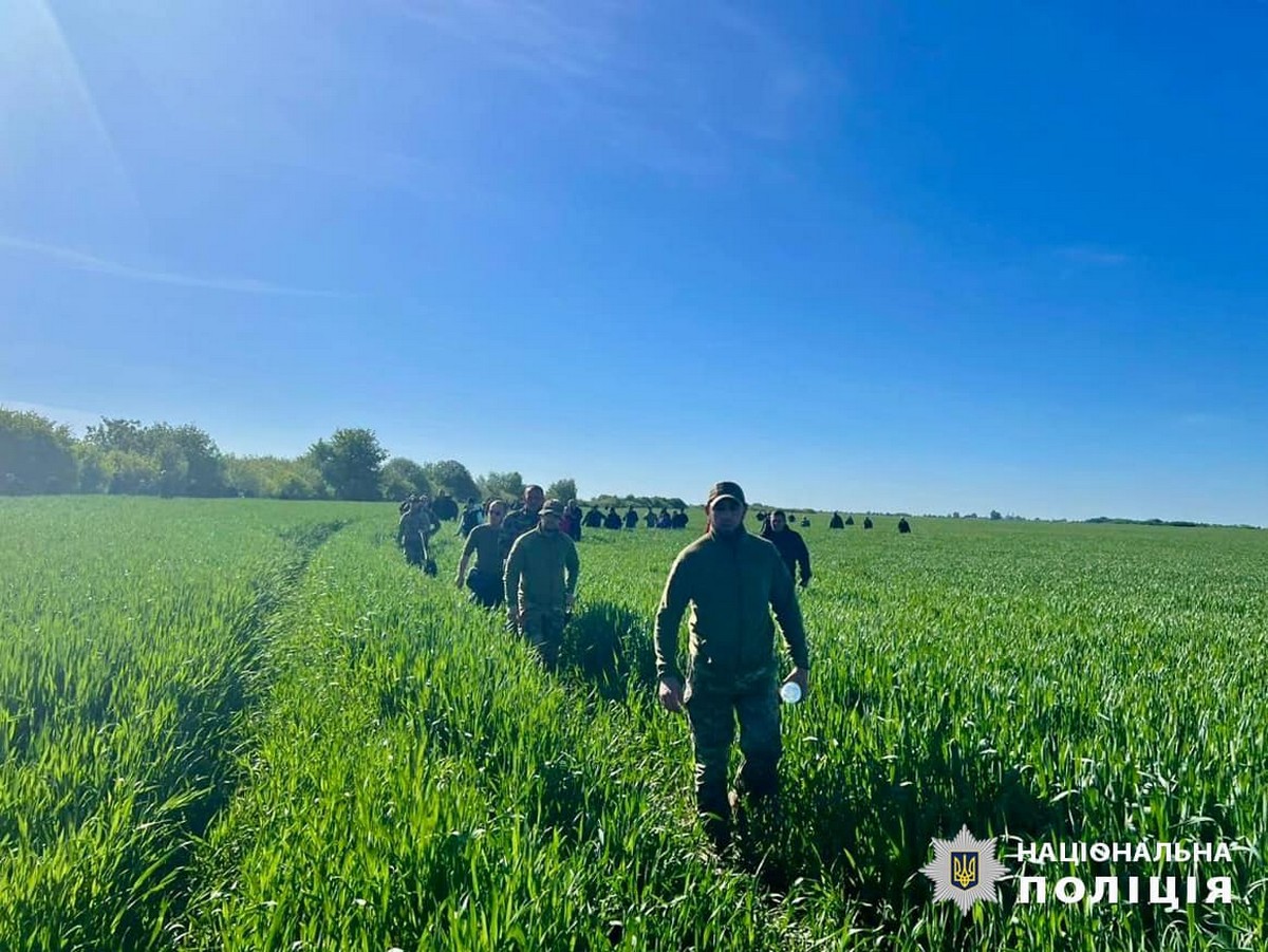 Гралися на подвір’ї та зникли: дворічних братика і сестричку шукали всю ніч на Волині (фото, відео)