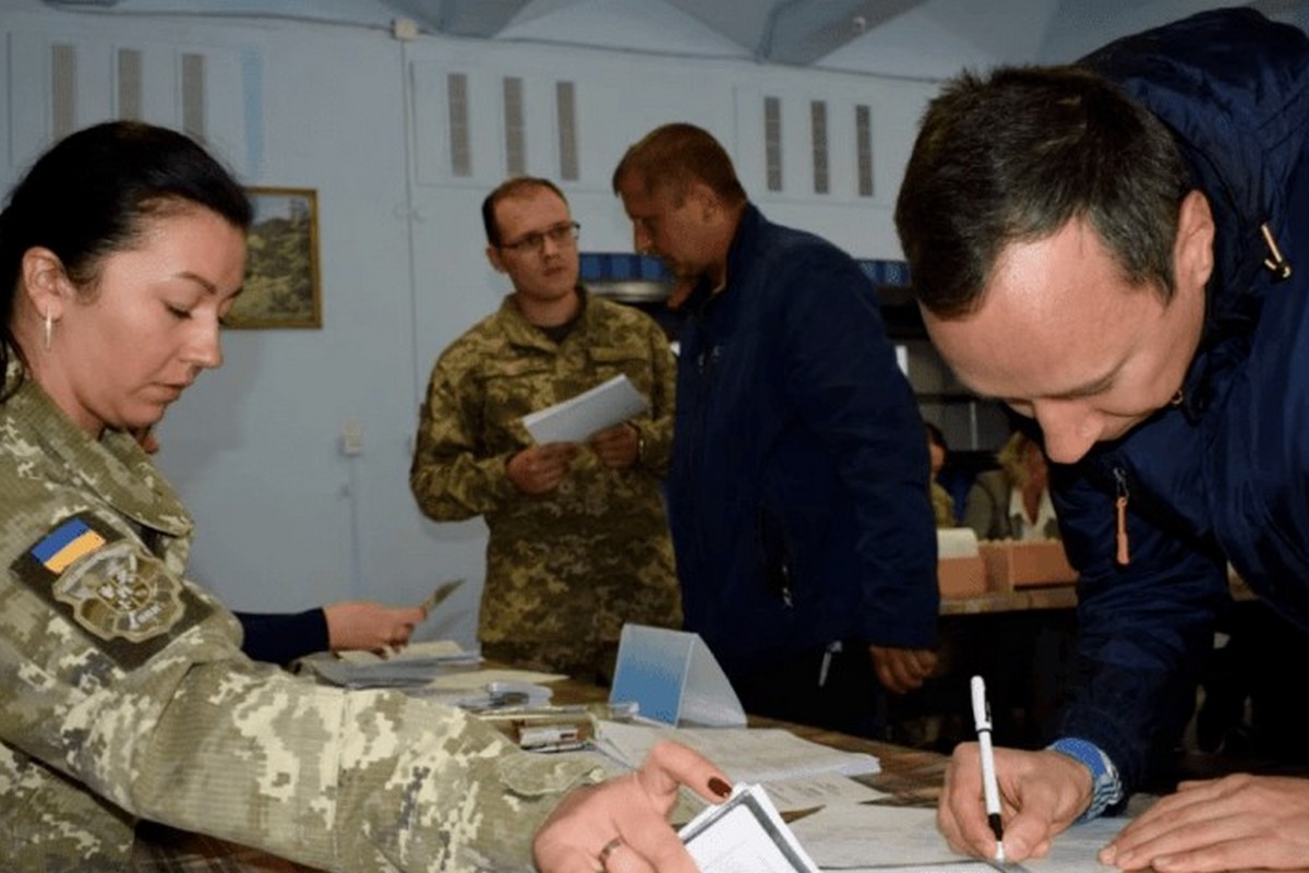 Українці за кордоном зможуть оновити дані в ТЦК - як це зробити