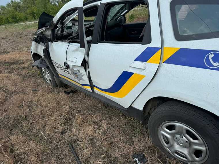 Відео моменту: окупанти вдарили дроном по евакуаційному авто поліції у Вовчанську – загинув правоохоронець