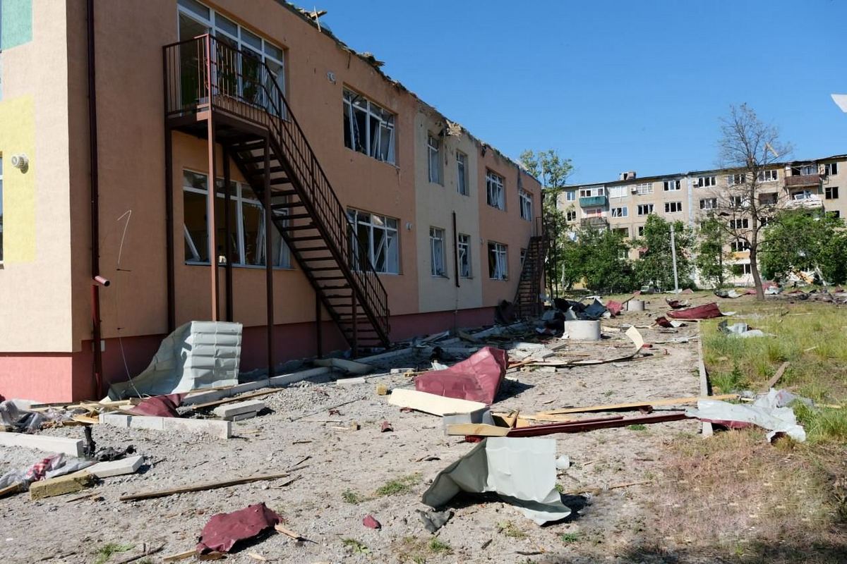 Ворог скинув авіабомби на дитсадок у Мирнограді – 5 людей поранені (фото, відео)