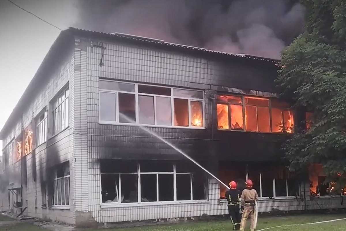 В Ромнах горить підприємство