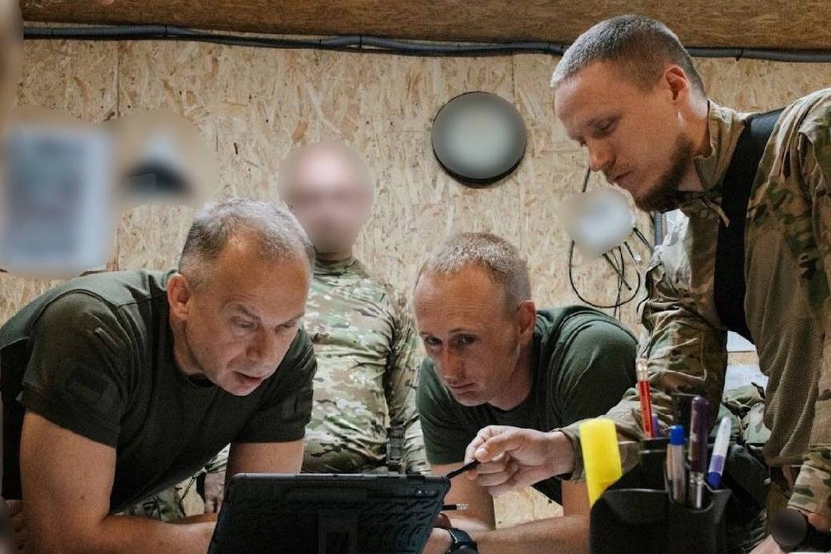 «Як ніколи раніше, армія потребує максимальної підтримки, ворог активно наступає на 4 напрямках»: Сирський