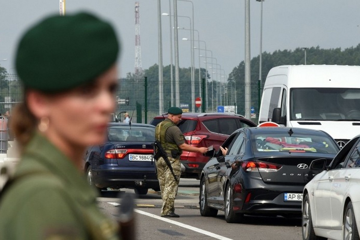 Виїзд за кордон чоловіків з інвалідністю – які документи потрібні крім довідки