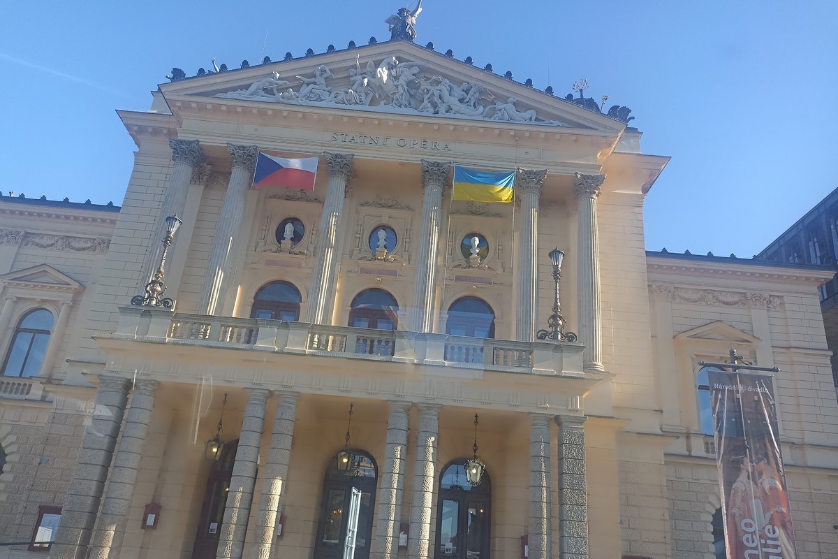 Оплатять квитки і навіть виділять