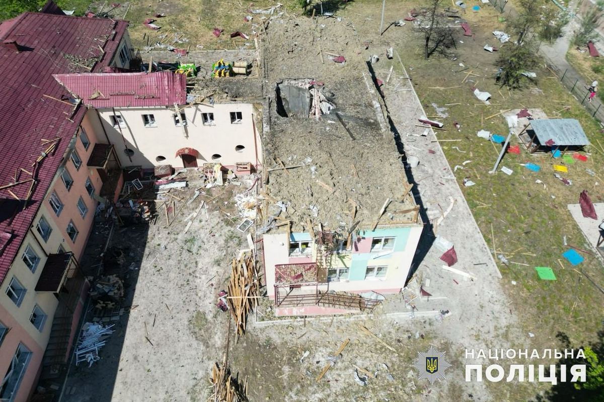 Ворог скинув авіабомби на дитсадок у Мирнограді – 5 людей поранені (фото, відео)