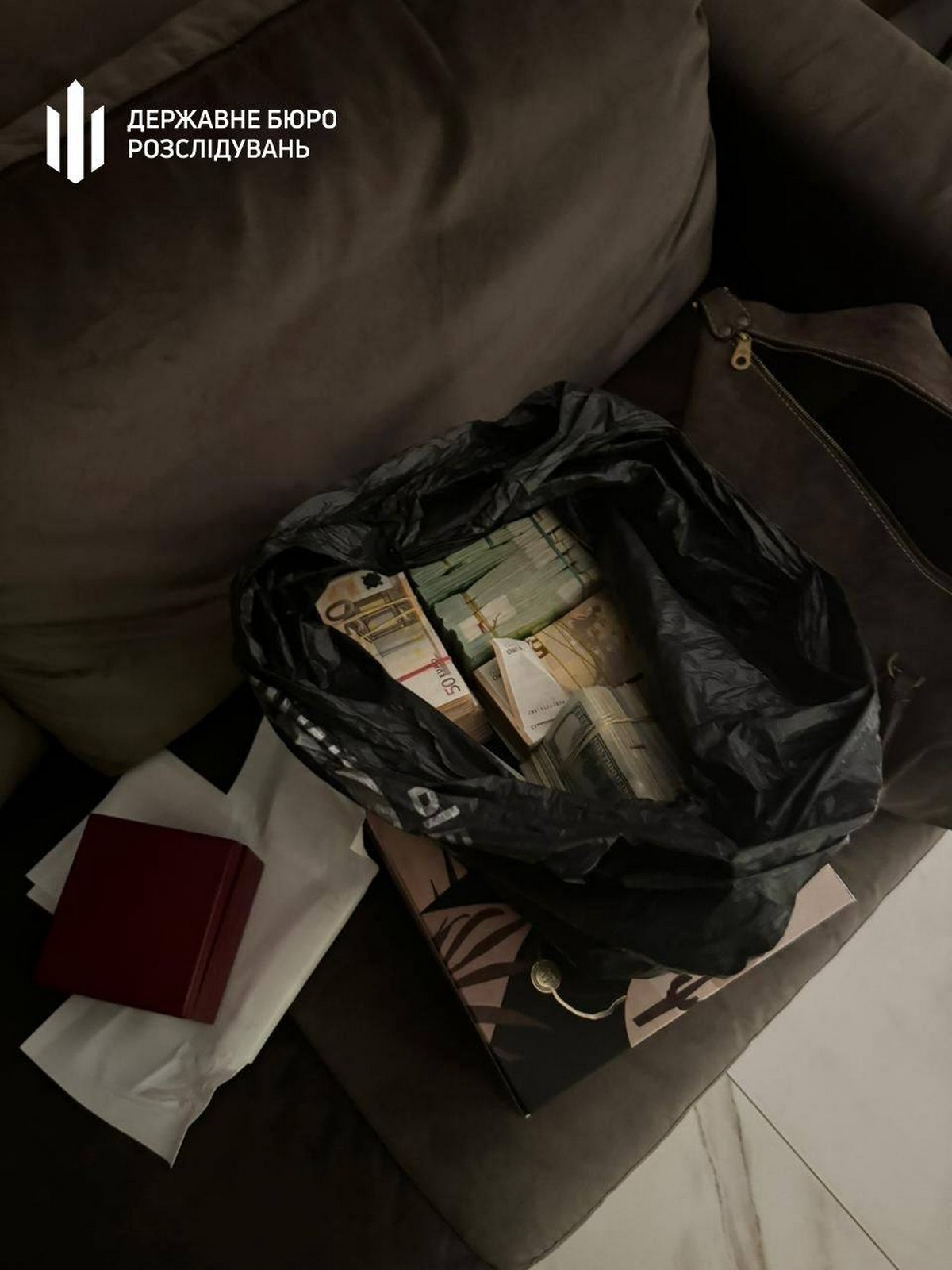 На світлинах, оприлюднених ДБР, видно, що вдома у Тищенка виявили дуже багато іноземної валюти 