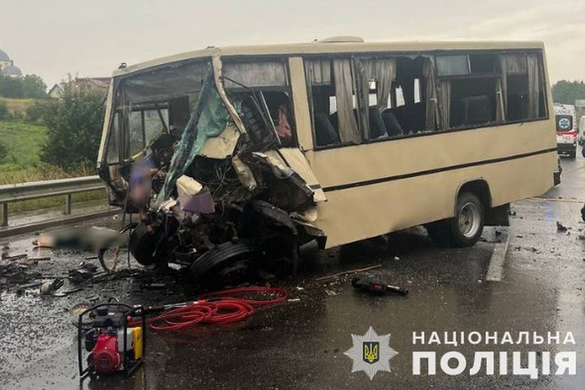 Автобус зіткнувся з автопоїздом: 4 загиблих в ДТП на Львівщині