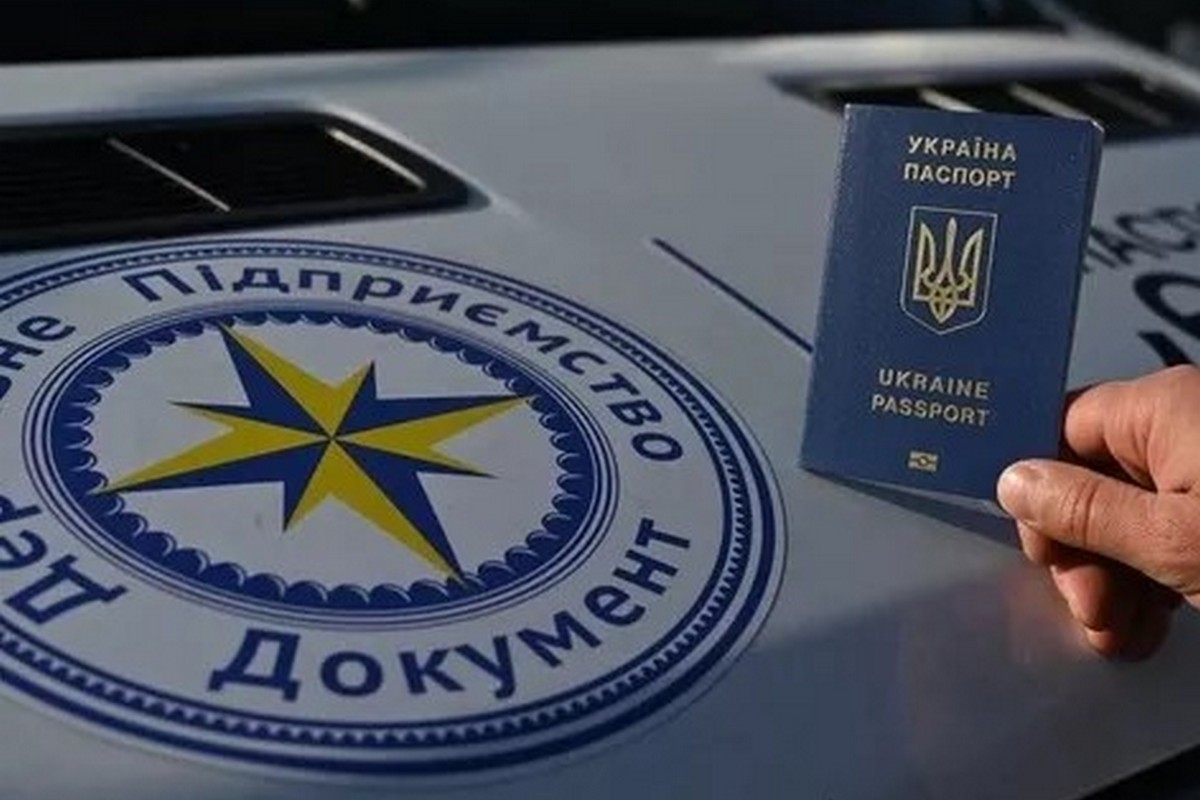 ДП Документ відновив оформлення паспортів для чоловіків за кордоном