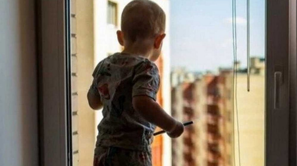 Батьки в цей час відпочивали: 4-річний хлопчик випав з вікна п’ятого поверху в Чернігові