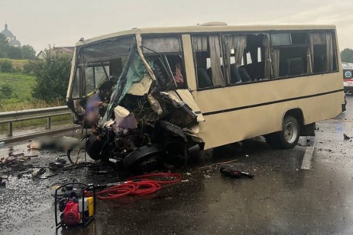 Автобус зіткнувся з автопоїздом: 4 загиблих в ДТП на Львівщині