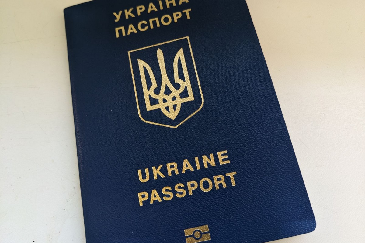 ДП Документ відновив оформлення паспортів для чоловіків за кордоном
