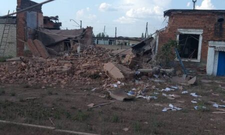 "Відновленню не підлягає... " - внаслідок ворожого обстрілу зруйновано адмінбудівлю "Укрзалізниці" в Лимані