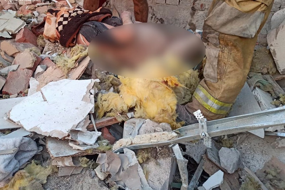 З-під завалів дістали тіло літньої жінки: ворог вдарив по житловому сектору на Сумщині