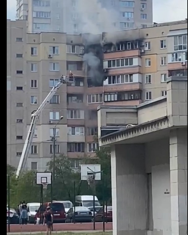 Масштабна пожежа в Києві - рятувальники гасять полум’я в багатоквартирному будинку (фото)