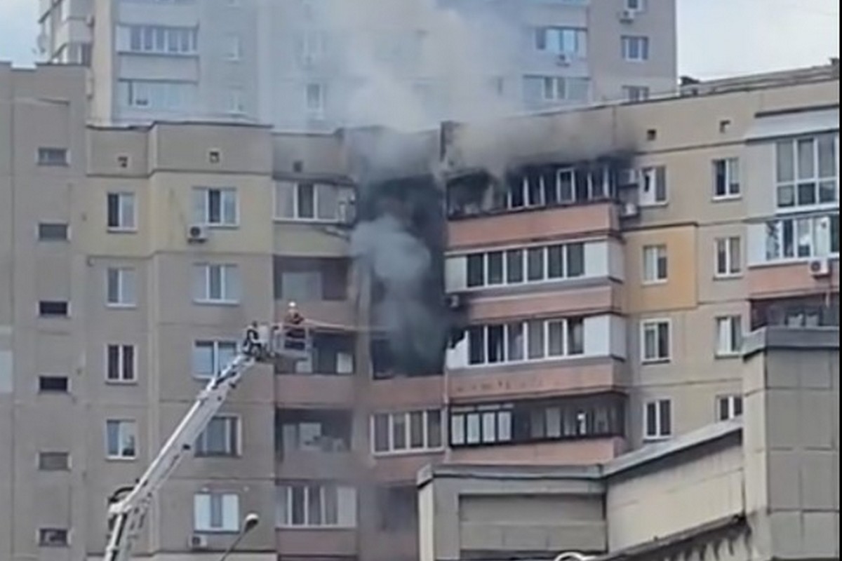 Масштабна пожежа в Києві – рятувальники гасять полум’я в багатоквартирному будинку (фото)